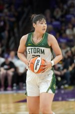 李月汝出场时间受限 仅获5分钟贡献2分1板