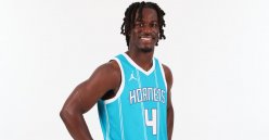 黄蜂四年合约锁定33号新秀锡安-詹姆斯