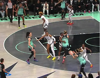 WNBA集锦：约内斯库vs王牌 全能身手斩获28+8+8+2